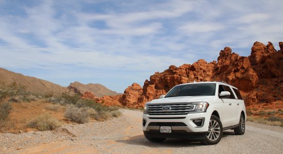 SUV blanc garé dans le désert
