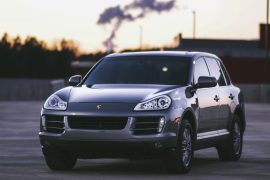 SUV noir sur un parking