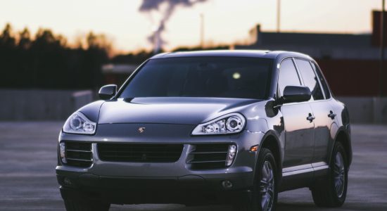 SUV noir sur un parking