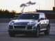 SUV noir sur un parking