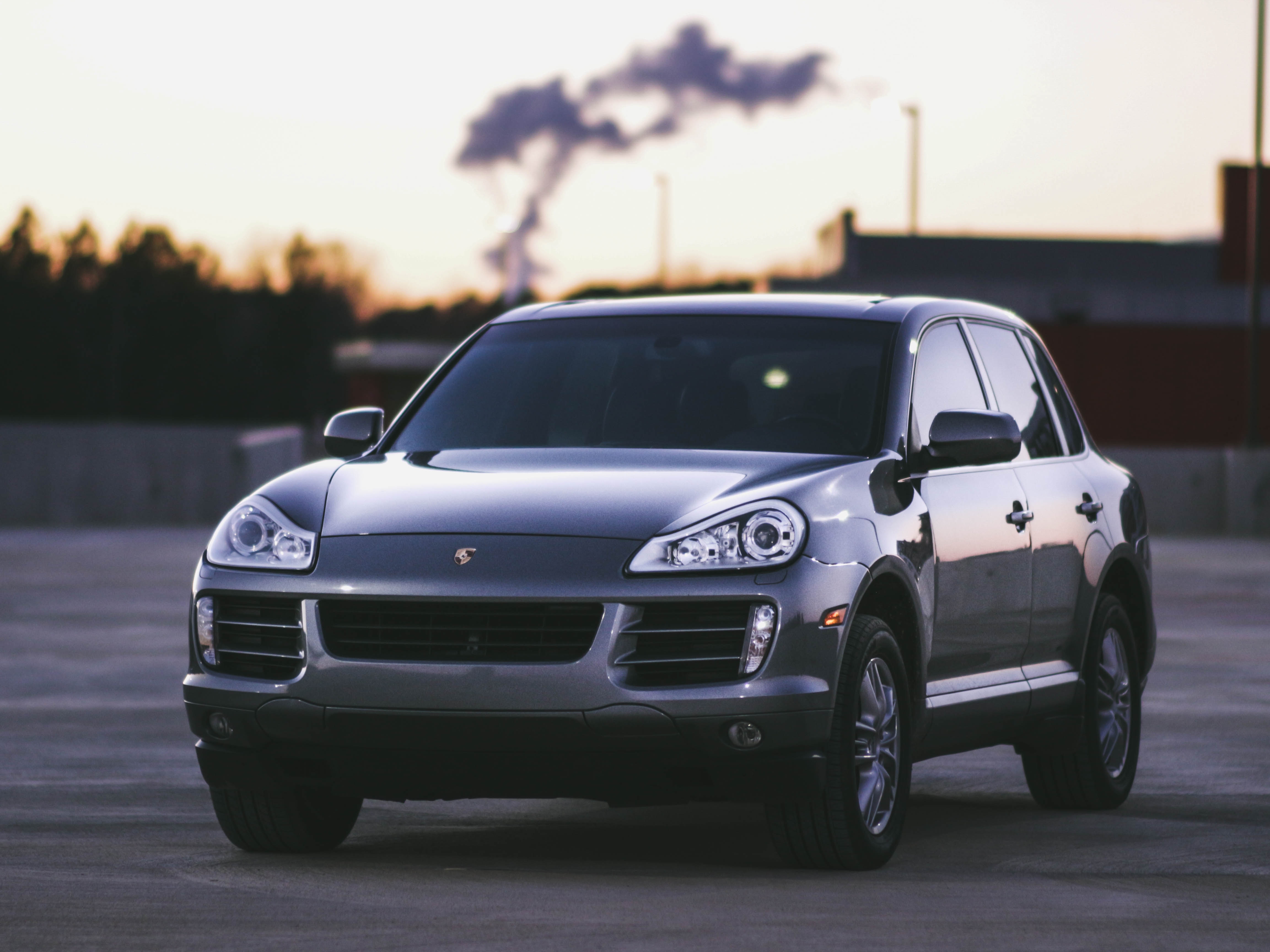 SUV noir sur un parking