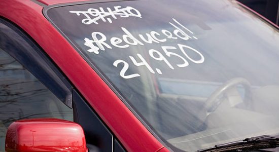 Voiture d'occasion vendue à prix réduit dans une concession automobile