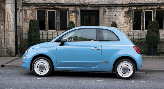 petite voiture bleue ville