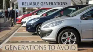 Plusieurs Peugeot 207 align&eacute;es avec un panneau indiquant les g&eacute;n&eacute;rations "fiables" et "&agrave; &eacute;viter".