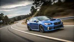 Subaru en mouvement avec simulation de performance accrue dans un décor sportif.